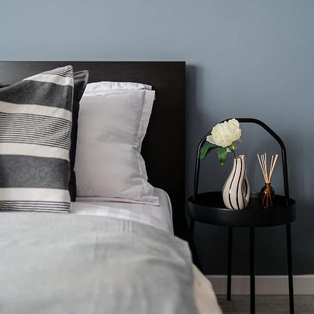 Chic Black & White 2Br Retreat On Dambovitei Bucureşti Exterior foto