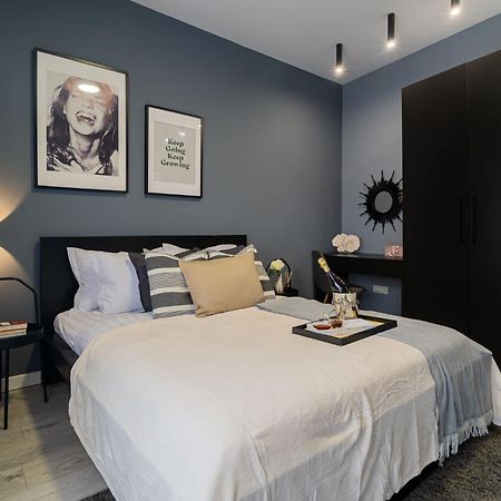 Chic Black & White 2Br Retreat On Dambovitei Bucureşti Exterior foto